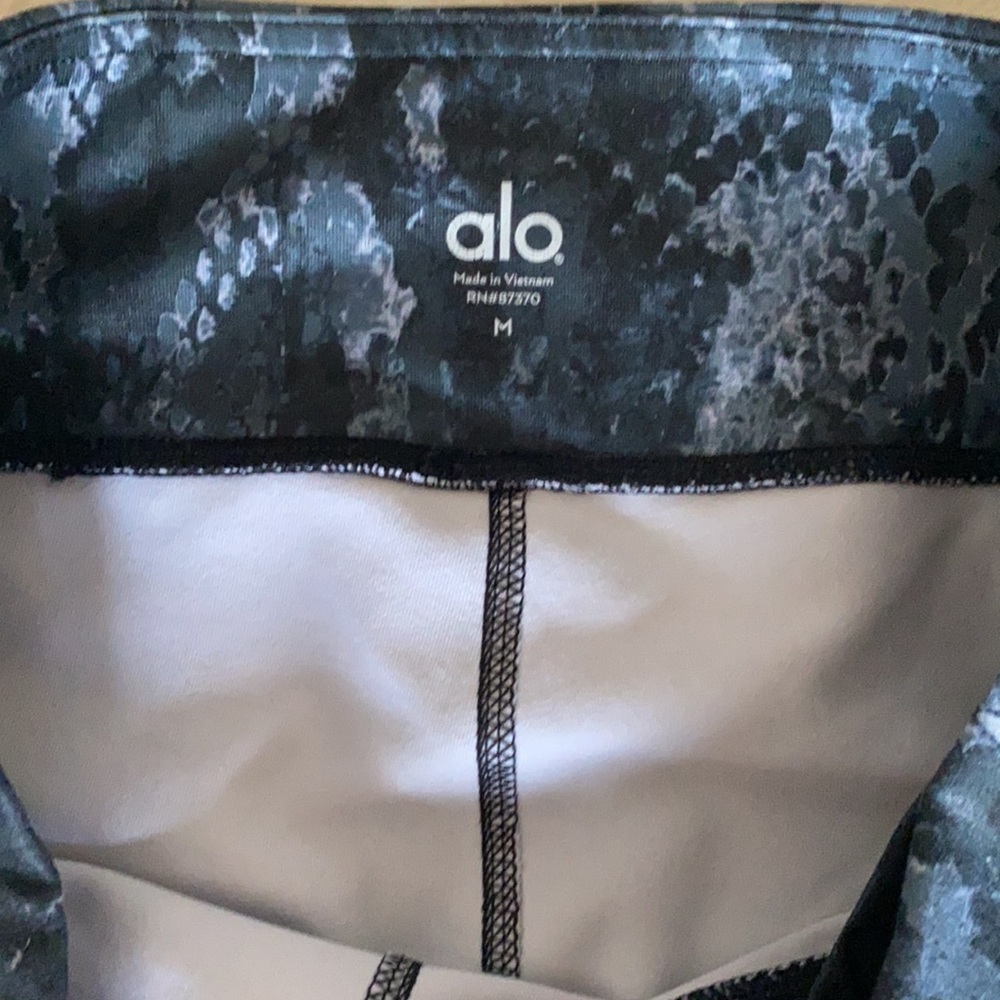 Alo Yoga Pants. Goddess Black Gray Python Snake P… - image 4